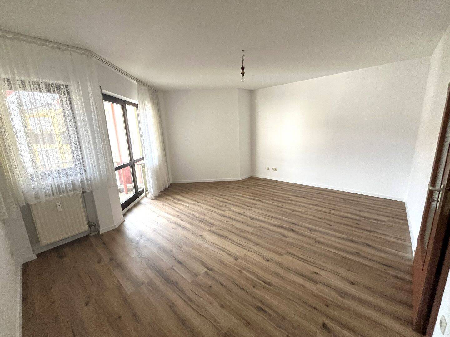 Renovierte 2-Zimmer-Wohnung mit Balkon & Aufzug – Nürnberg – Vorschaubild 2