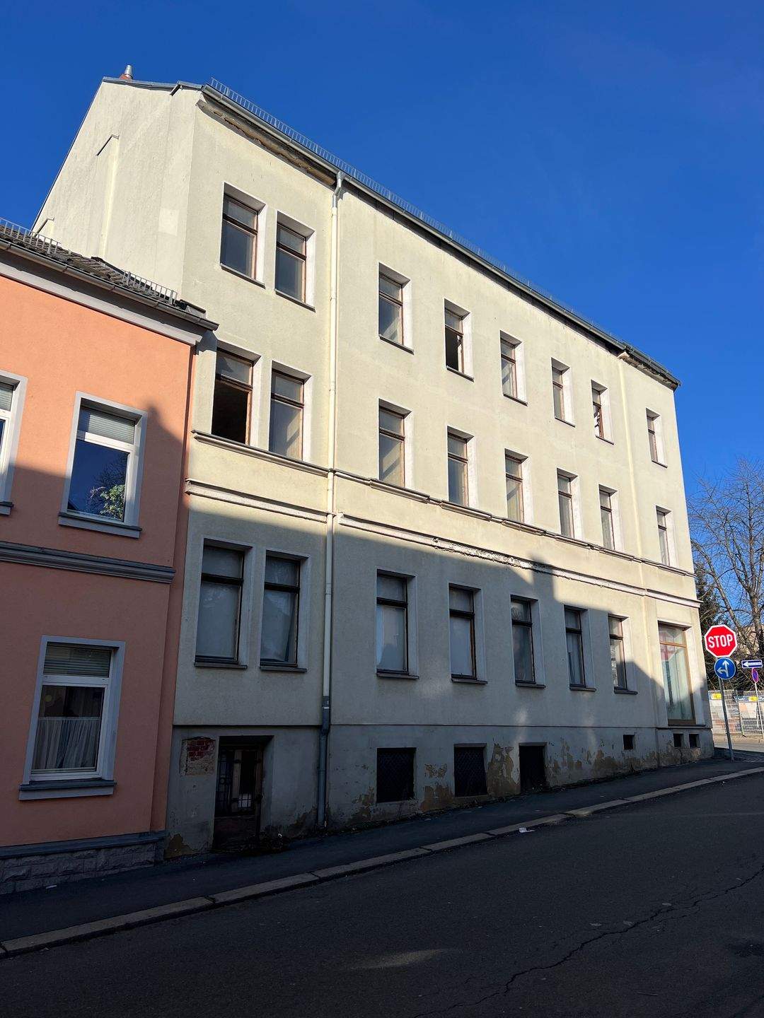 Stadthaus mit großem Potenzial und vielseitigen Nutzungsmöglichkeiten, das darauf wartet, wieder mit neuem Leben erfüllt zu werden. – Reichenbach – Vorschaubild 2