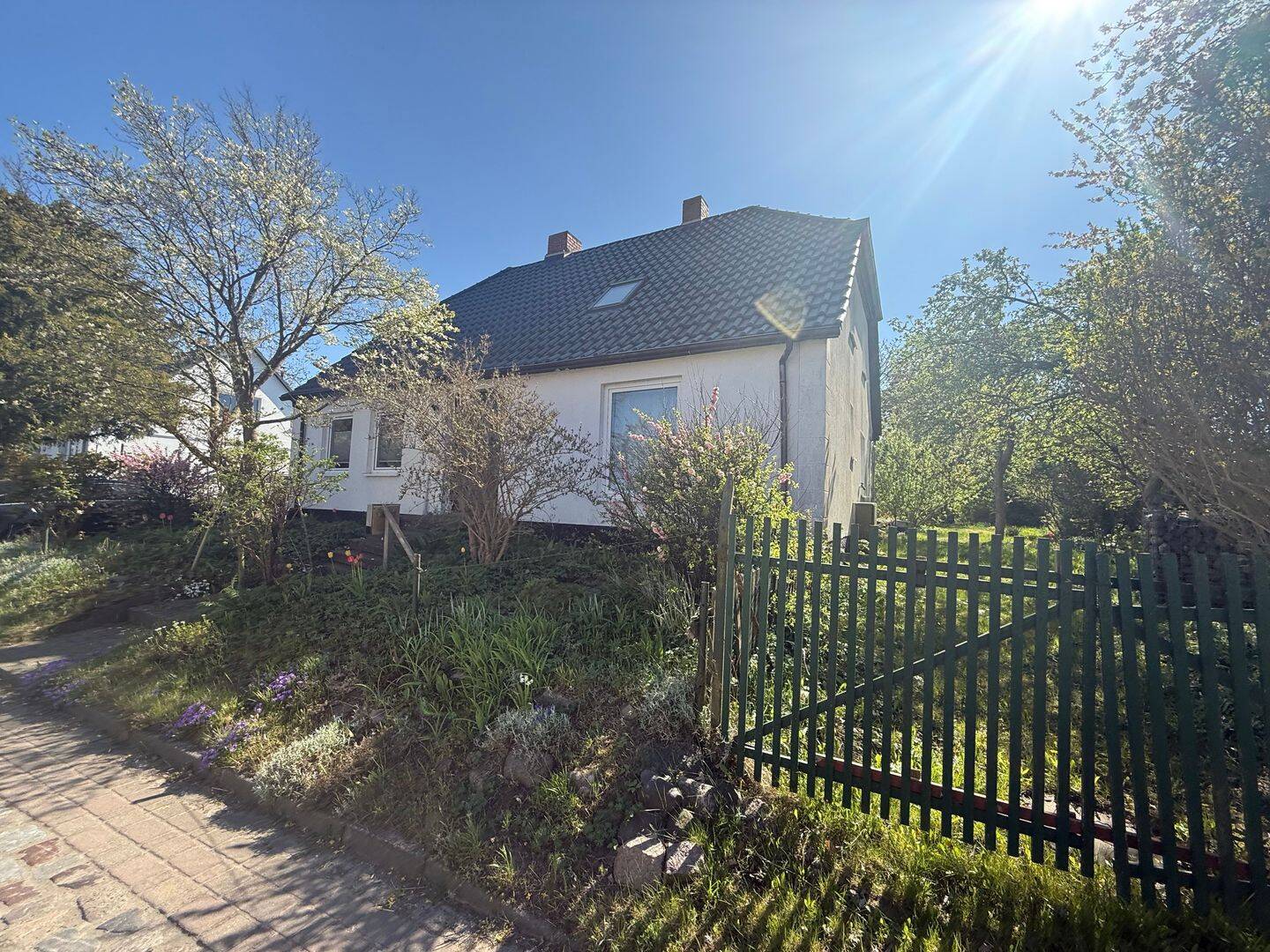 Charmantes Einfamilienhaus mit Nebengebäude in ruhiger Lage von Altenkirchen – Altenkirchen – Bild 1 von 6