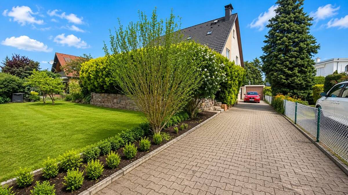 Doppelhaushälfte mit Garten, Terrasse, Garage, Sauna und ausgebautem Dachgeschoss – 13591 Berlin – Bild 1 von 9