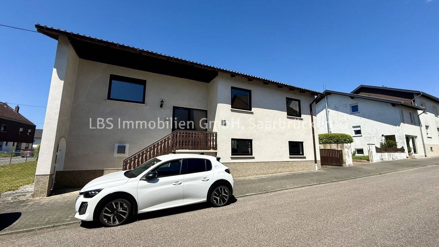1-2 Familienhaus auf Eckgrundstück mit Garten, Garage & Stellplätzen