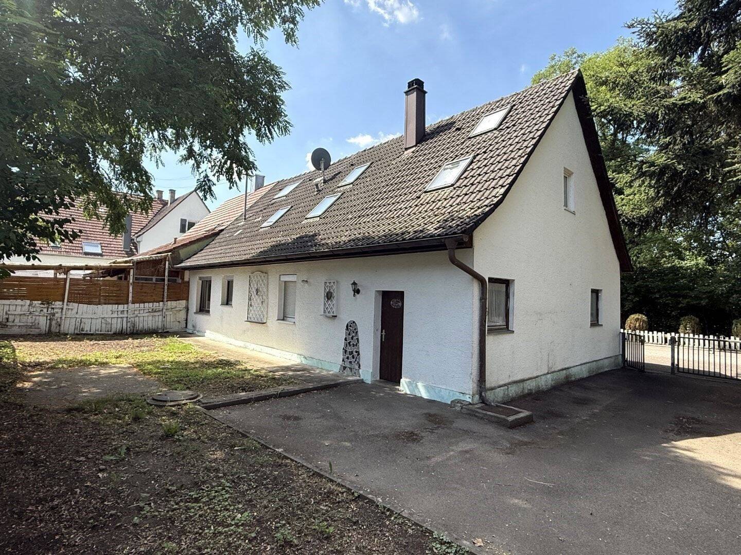 Willkommen Zuhause! Hübsche DHH in zentraler Lage mit großem Garten, Garage und ganz viel Grün – Ostrach – Vorschaubild 2