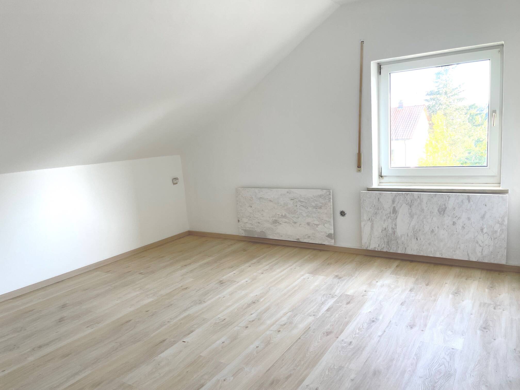 Ruhige 3-Zimmer-Dachgeschosswohnung in einem 3-Familienhaus in Regensburg-Harting – Regensburg – Vorschaubild 3