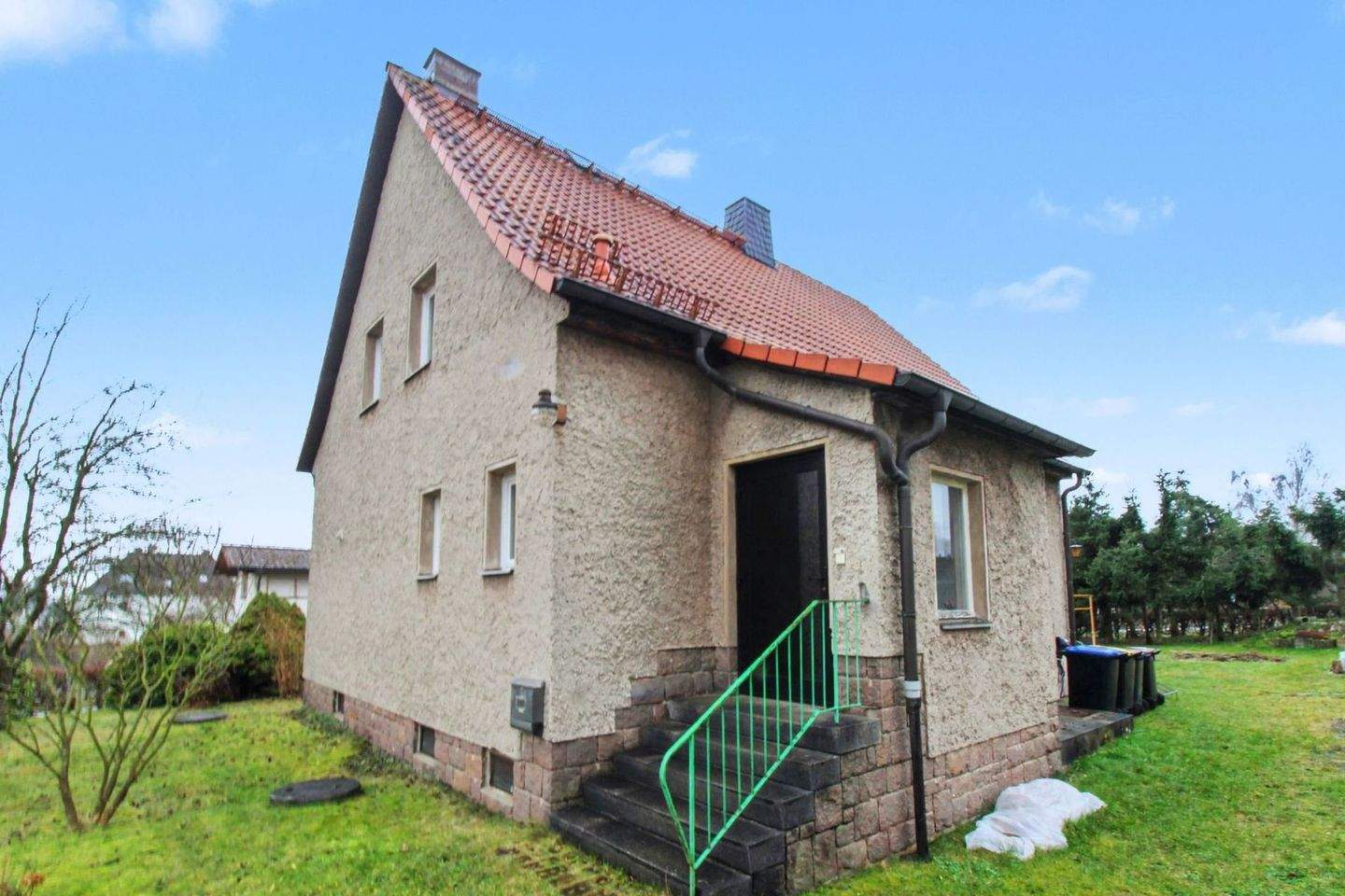 Modernisierungsbedürftiges Einfamilienhaus mit großem Grundstück in Chemnitz Grüna – Chemnitz – Bild 1 von 9