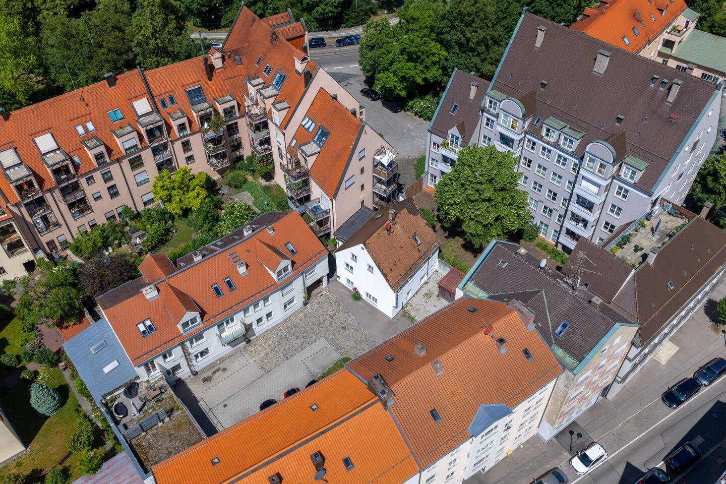 Sofort frei! Gepfl. Zweifamilienhaus in ruhiger, zentraler Lage in Augsburg-Innenstadt! – Augsburg – Vorschaubild 2