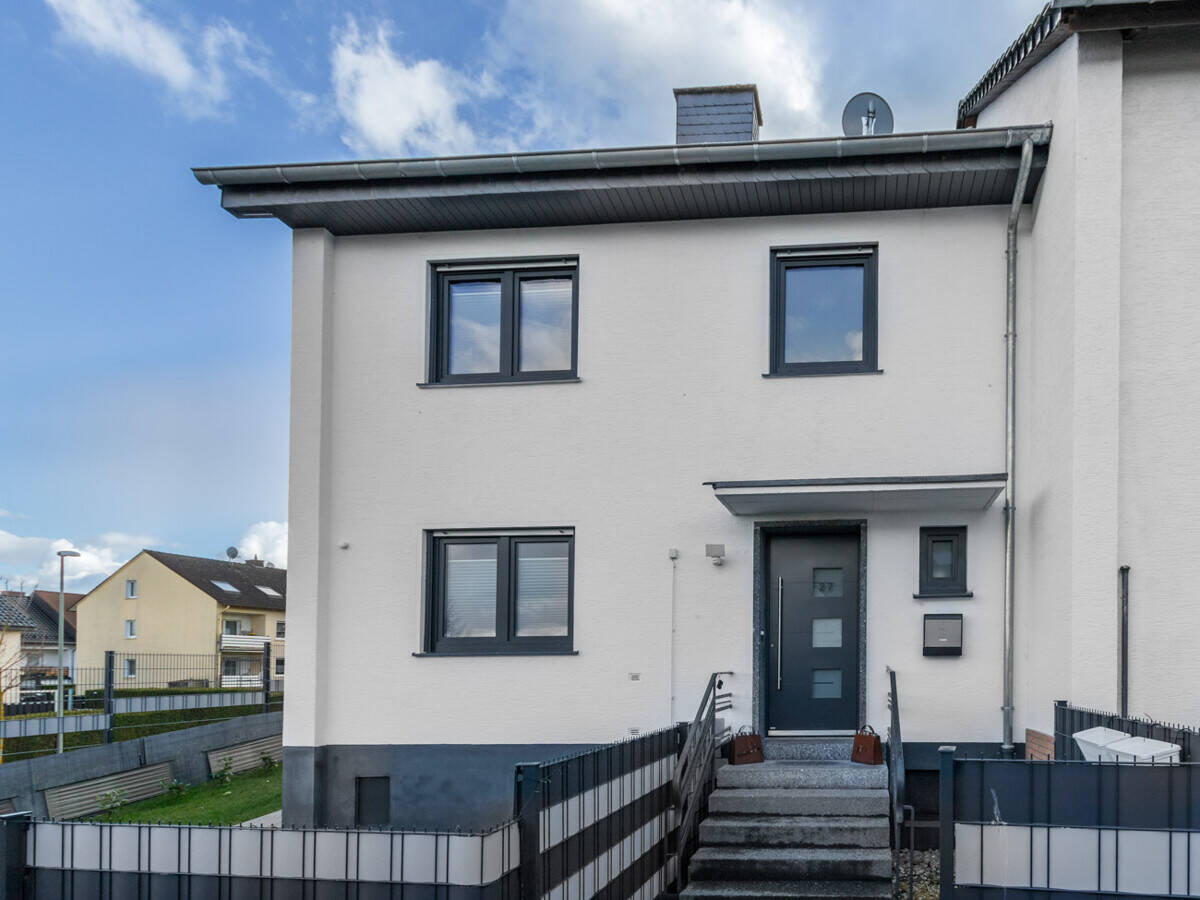HAUS IN 2022 RENOVIERT UND SANIERT, MIT PV-ANLAGE, KAMIN, KELLER, AUSGEBAUTEM DACHSTUDIO UND GARAGE – Büren – Bild 1 von 9
