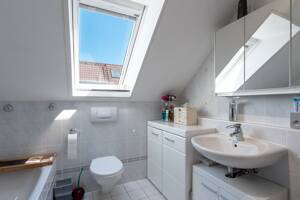 Lichtdurchflutete 4-Zimmer-DG-Wohnung mit Süd-Dachterrasse und neuer Hybrid-Wärmepumpenheizung – 81475 München – Vorschaubild 7