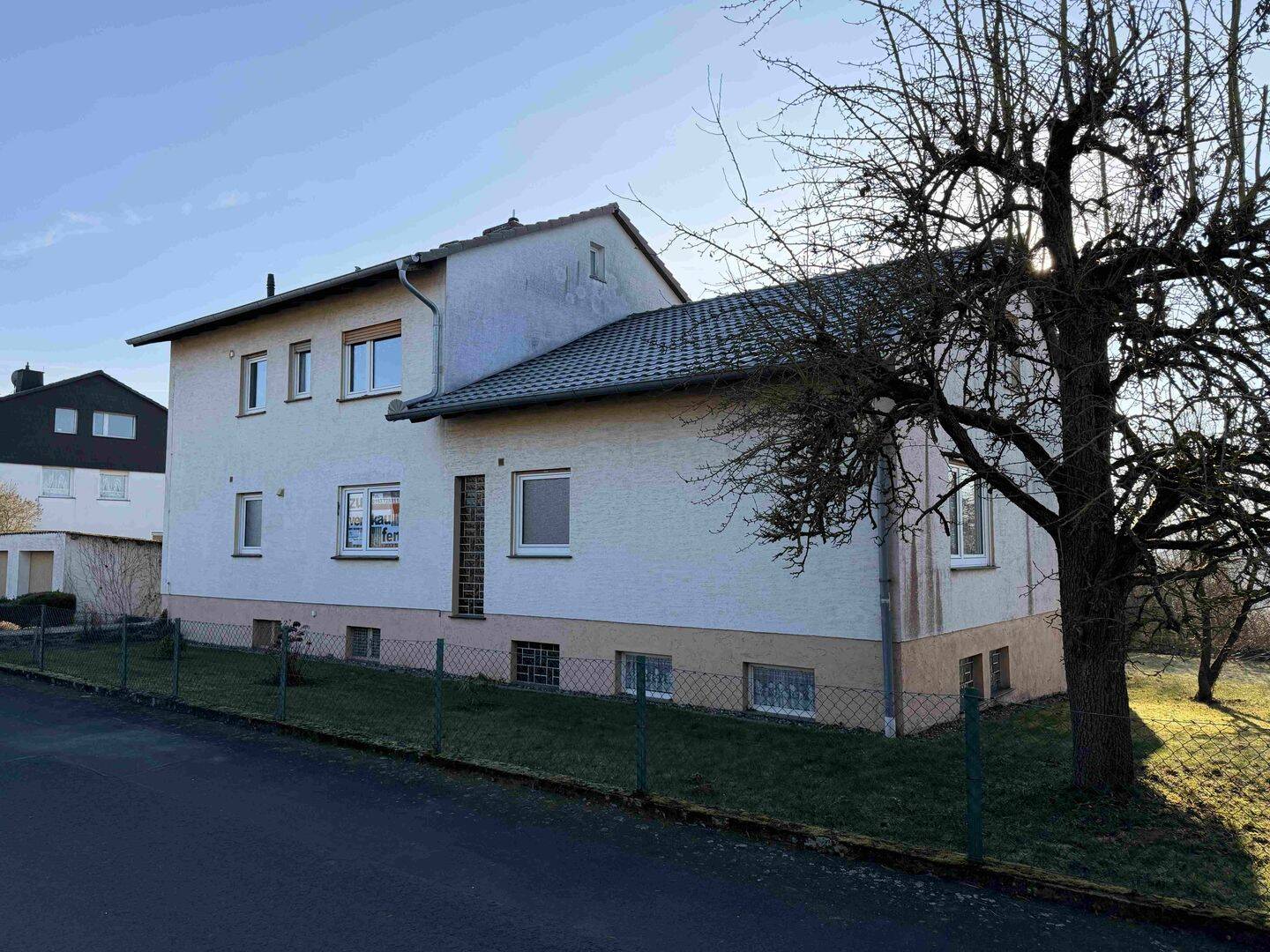 Großzügiges Zweifamilienhaus auf sonnigem Südgrundstück in Edertal-Bergheim – Edertal – Vorschaubild 2
