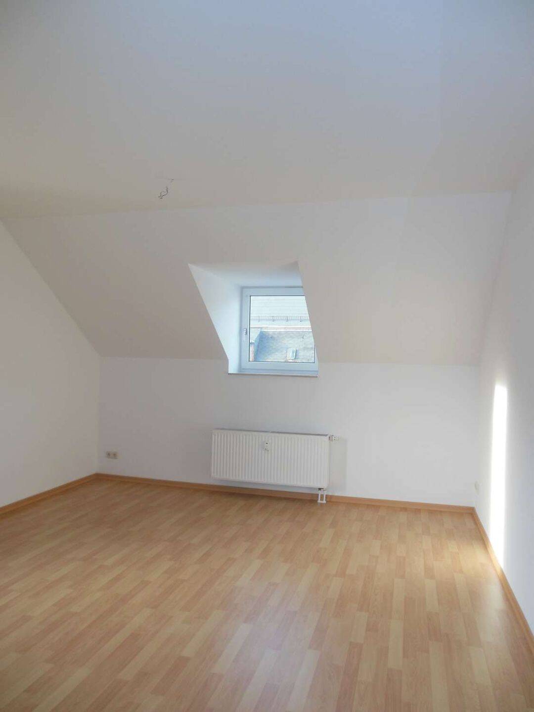 Toller Balkon an der Küche - Laminat - Tageslichtbad mit Badewanne – Chemnitz – Vorschaubild 5
