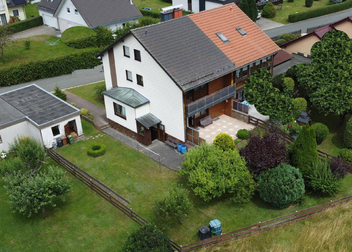 Nähe Bad Steben !! Einladende Doppelhaushälfte mit Garage und wunderschön angelegtem Garten – Geroldsgrün – Bild 1 von 7