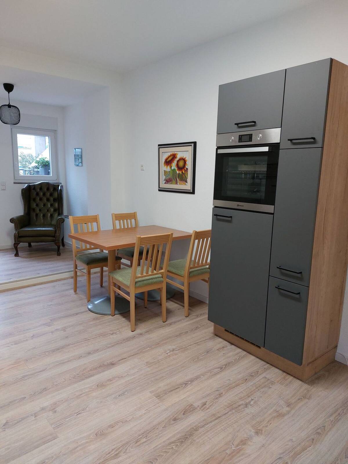 Großzügige und helle WG-taugliche Wohnung – 50996 Köln – Bild 1 von 9