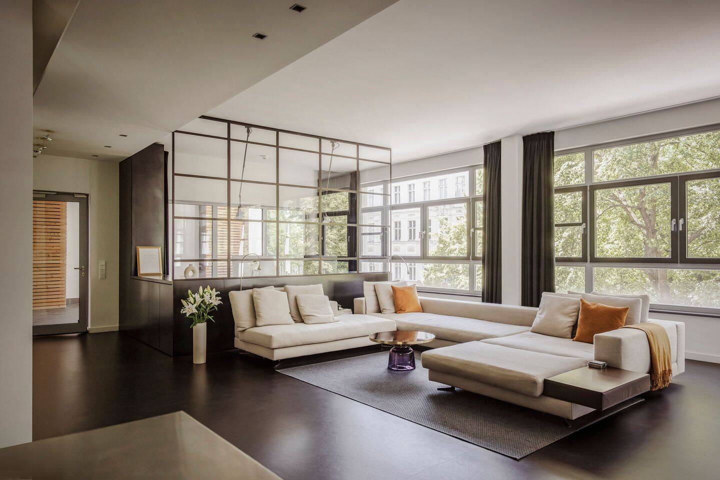 Ikonisches Carloft in Kreuzberg: Townhouse-Apartment mit privatem Auto-Lift und Patio-Terrasse – Berlin – Vorschaubild 5