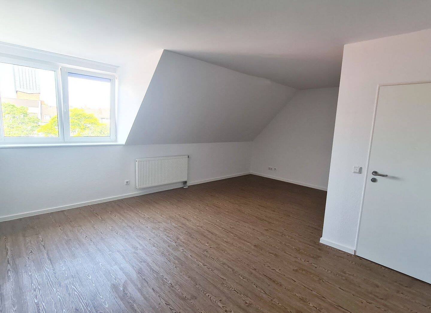 !Senioren-Wohnung! Modernes, barrierefreies 2-Zi.-Apartment - helle Atmosphäre, Einbauküche, Aufzug – Köln – Vorschaubild 2