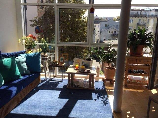 lichtdurchflutete 3 Zimmer Wohnung / Balkon/ Fahrstuhl/ Fußbodenheizung/ Tiefgaragenstellplatz / Wasserblick / teilmöbliert / ab 01.08.2026 frei – Hamburg – Vorschaubild 2