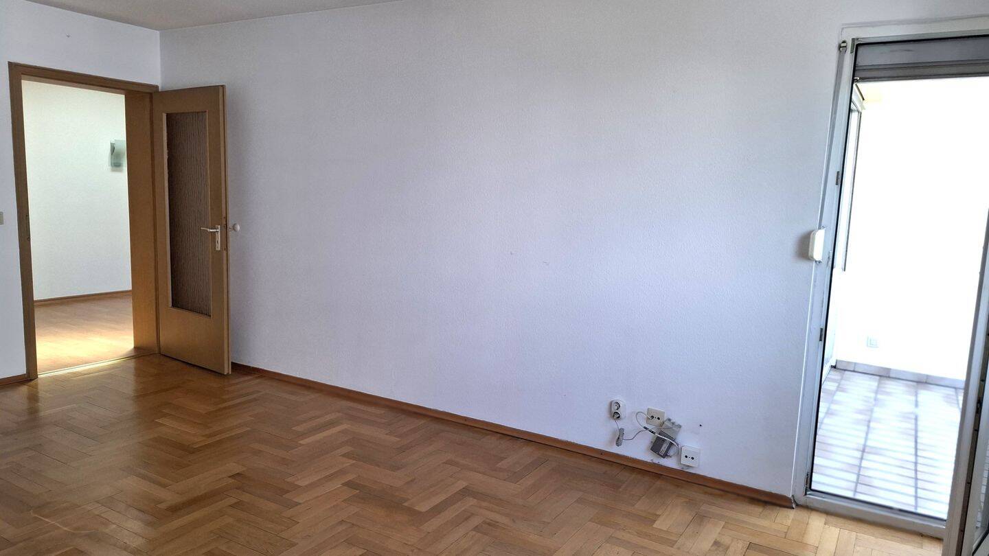 Helle 4 Zimmer Wohnung mit Weitblick, schönem Balkon und dem Luxus einer Garage – Karlsruhe – Vorschaubild 3