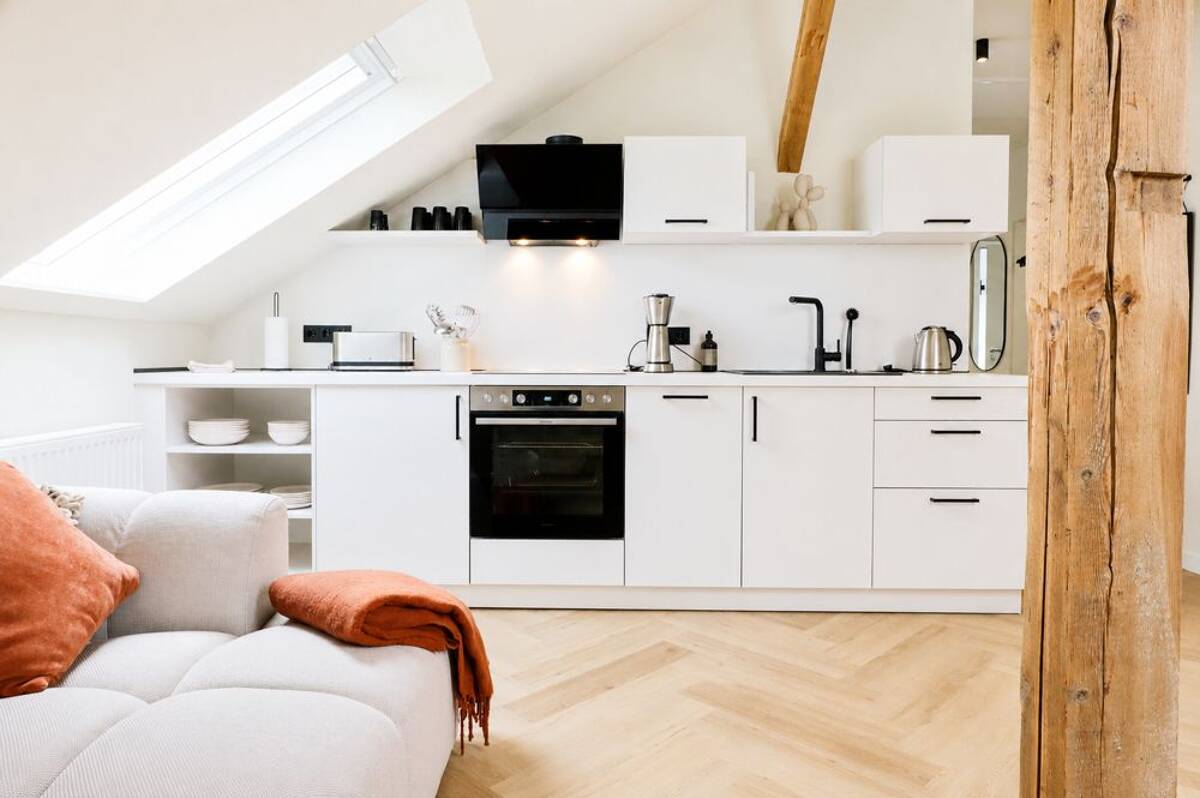 DESIGN-APARTMENT im Dachgeschoss - möbliert & sofort frei! – 26122 Oldenburg – Bild 1 von 9