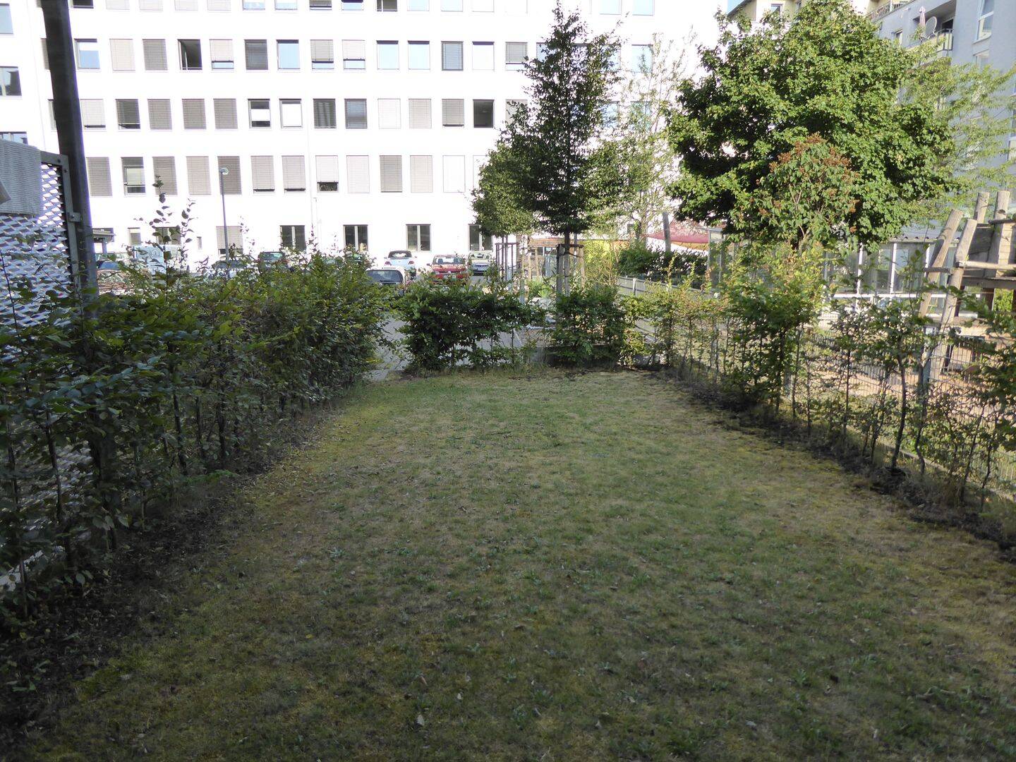 Zentrale Lage: Sehr schöne sonnige, ruhige luxuriöse 3-Zimmer-Wohnung mit 2 Terrassen und Gärten, KFZ-Stellplatz – Nürnberg – Vorschaubild 3