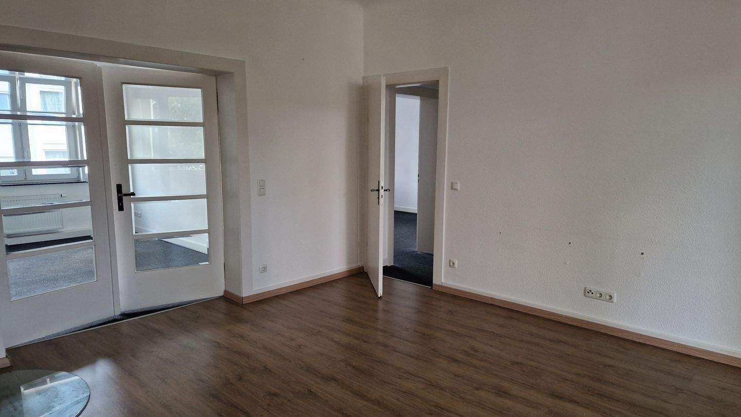 Gemütliche Wohnung mit Einbauküche und Kamin in TOP-Lage zur Brucknerallee ! Balkon vorhanden mit rückwärtigem Blick in die Gärten ! – Mönchengladbach – Vorschaubild 6