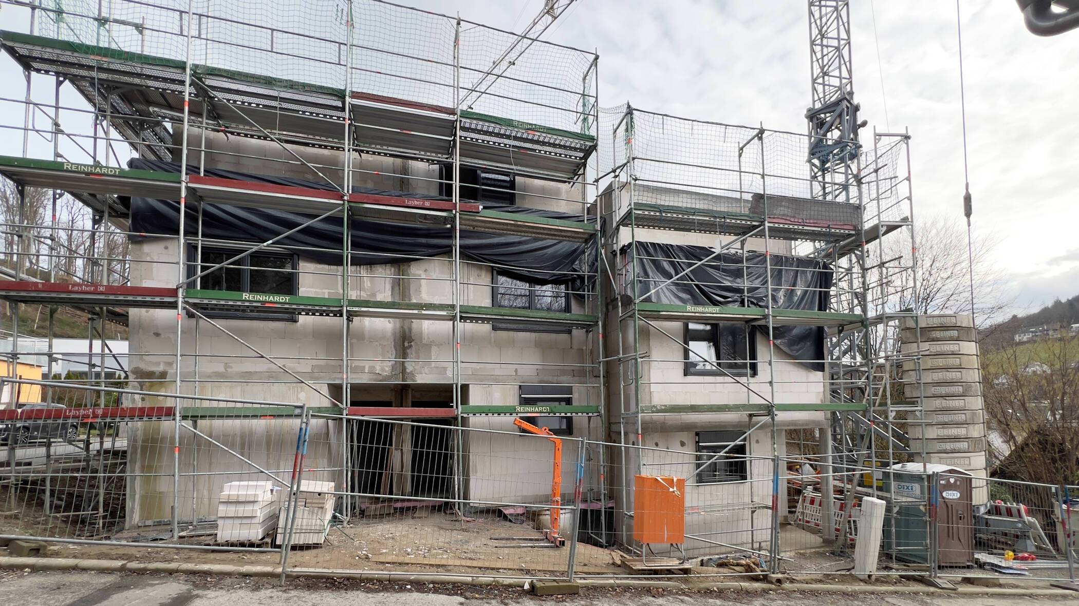 NEUBAU I Reihenmittelhaus mit Weitblick – Dachterrasse & Garten – Gorxheimertal – Bild 1 von 9