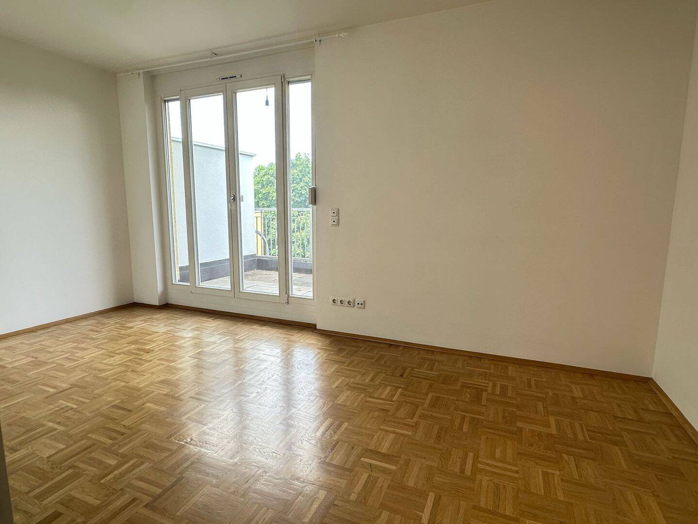 Befristet für 2 Jahre!!!--Dachgeschoss, 2 Balkone, Lift, EBK, TG--Nähe Messe – München – Vorschaubild 2