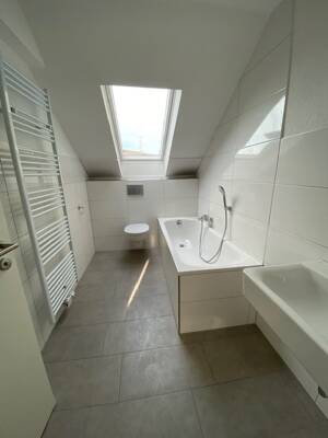 Frisch renovierte Dachgeschosswohnung – 47166 Duisburg – Vorschaubild 3