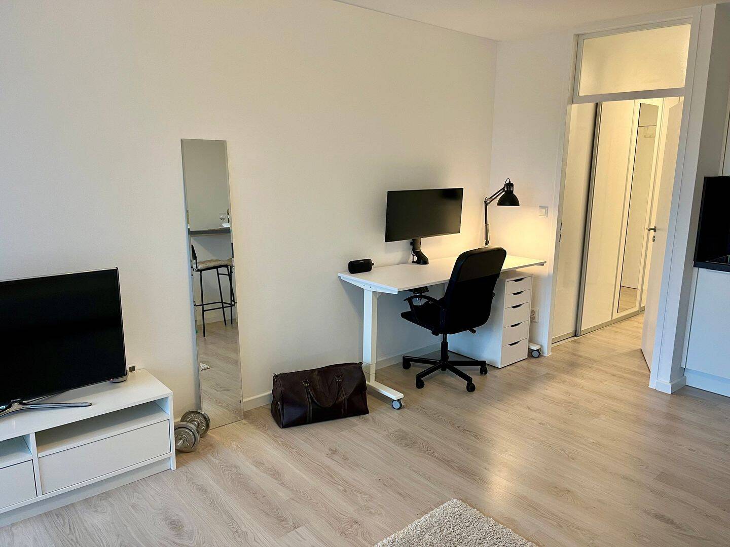 1-Zi.-Wohnung mit Balkon, Pool, möbliert, direkt an U-Bahn – München – Vorschaubild 6