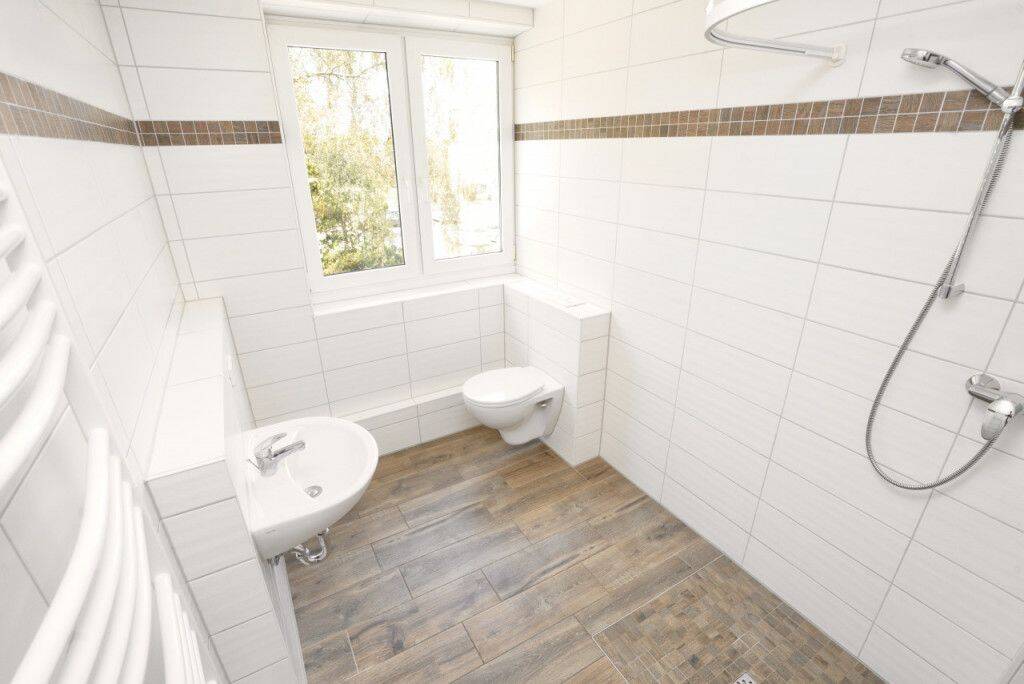 Ebenerdige Dusche / Blick ins Grüne