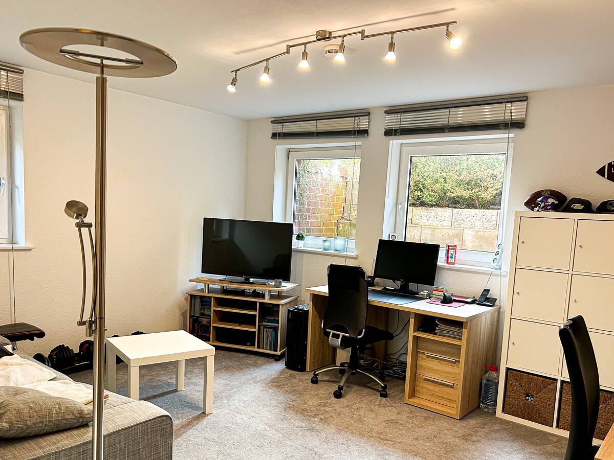 Gut geschnittene 2-Zimmer-Souterrain-Wohnung in ruhiger Lage – 22393 Hamburg – Bild 1 von 9