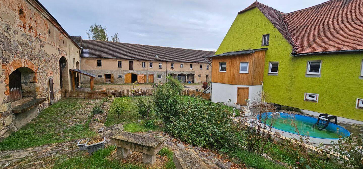 3-Seiten-Bauernhof: großes Grundstück, Scheune, Wohnhaus, Stall- und Wirtschaftsgebäude; Mietkauf mgl. – Naundorf – Bild 1 von 9