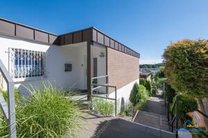Exklusiver Bungalow am Sallerner Berg: Traumhafter Domblick, Südlage & zwei Garagen