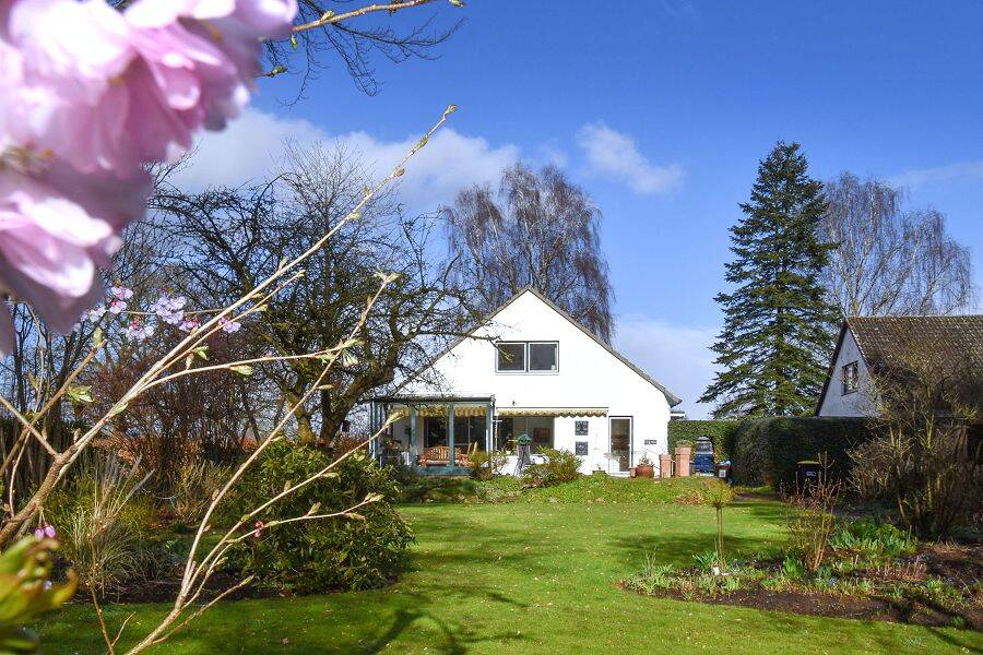 Großzügiges, stilvolles Haus auf sehr schönem Grundstück mit Wintergarten! – Nortorf – Bild 1 von 9