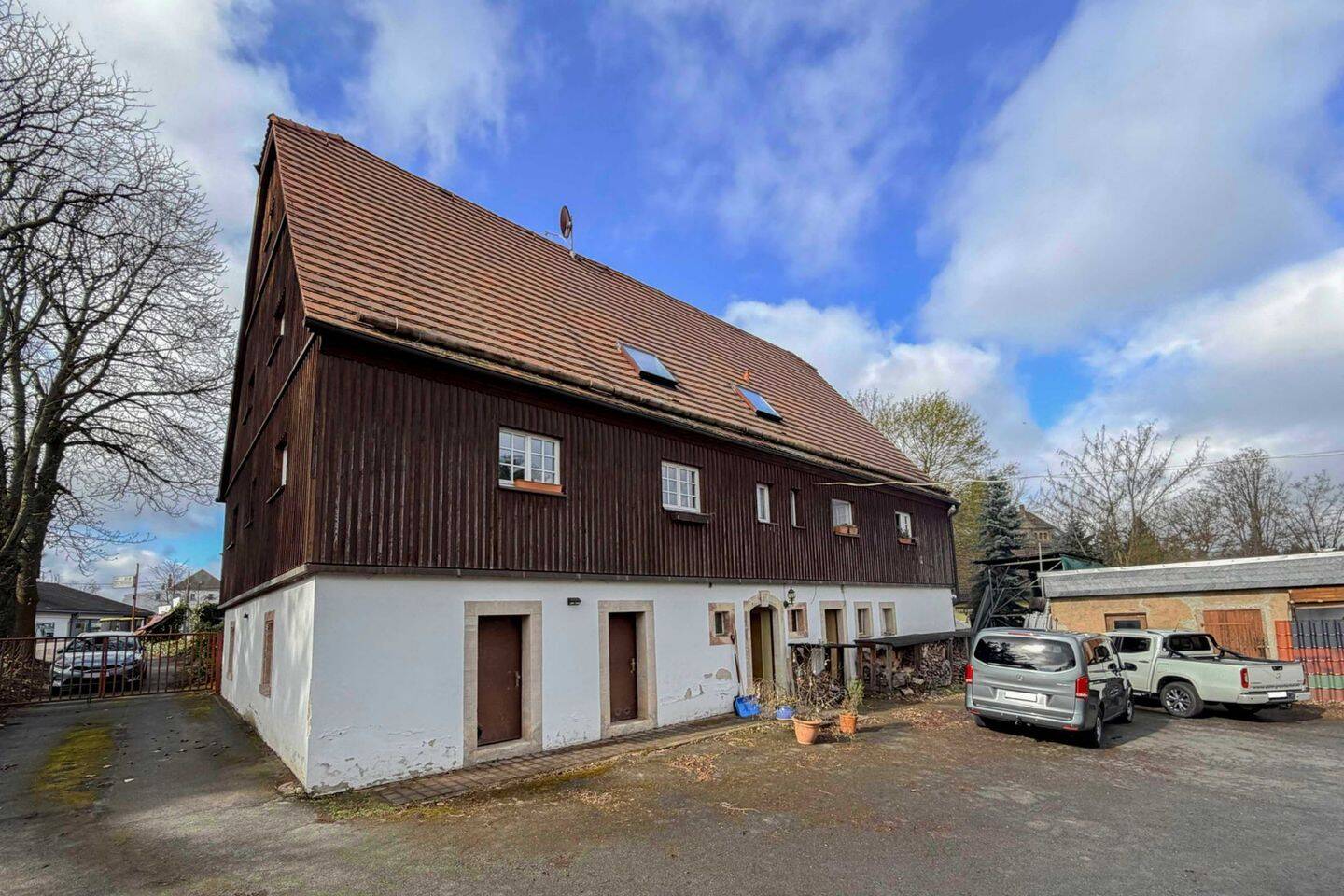 Gepflegtes Bauernhaus inkl. Schuppen samt Garten, 2 Garagen und Freistellplätzen – Chemnitz – Bild 1 von 9