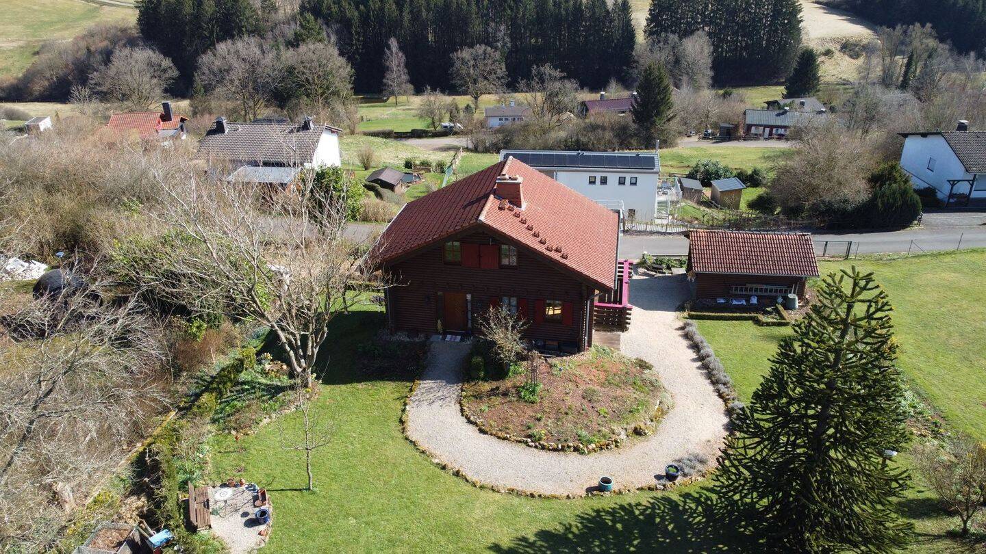 Ferienhaus & Kapitalanlage: Holzblockhaus mit Studio inkl. Inventar in der Vulkaneifel – Kopp – Vorschaubild 3