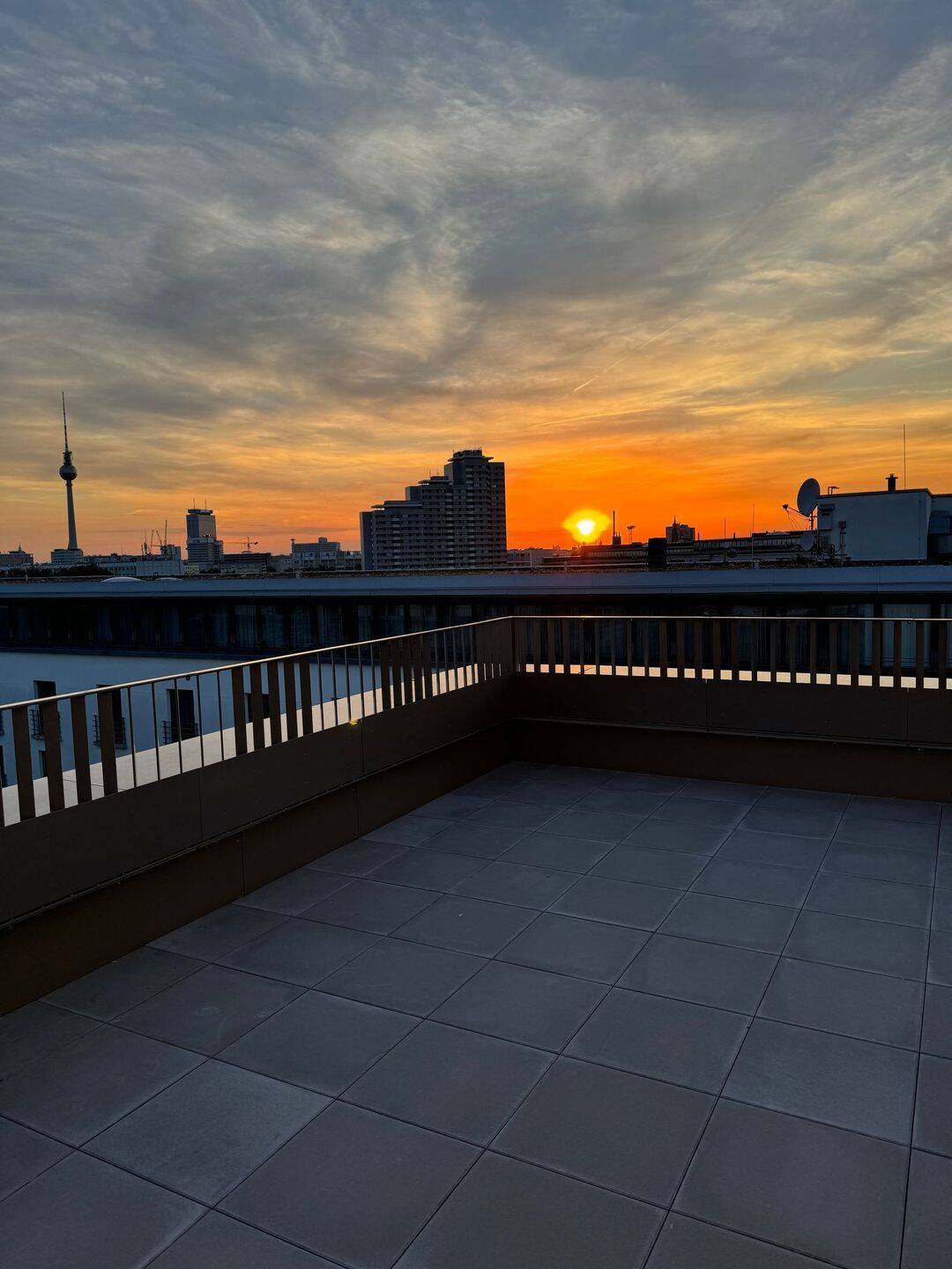 TOP * 3 Zimmer Penthouse * Terrasse Süd-/West * Einbauküche * Einbauschränke * TG SP – Berlin – Vorschaubild 3