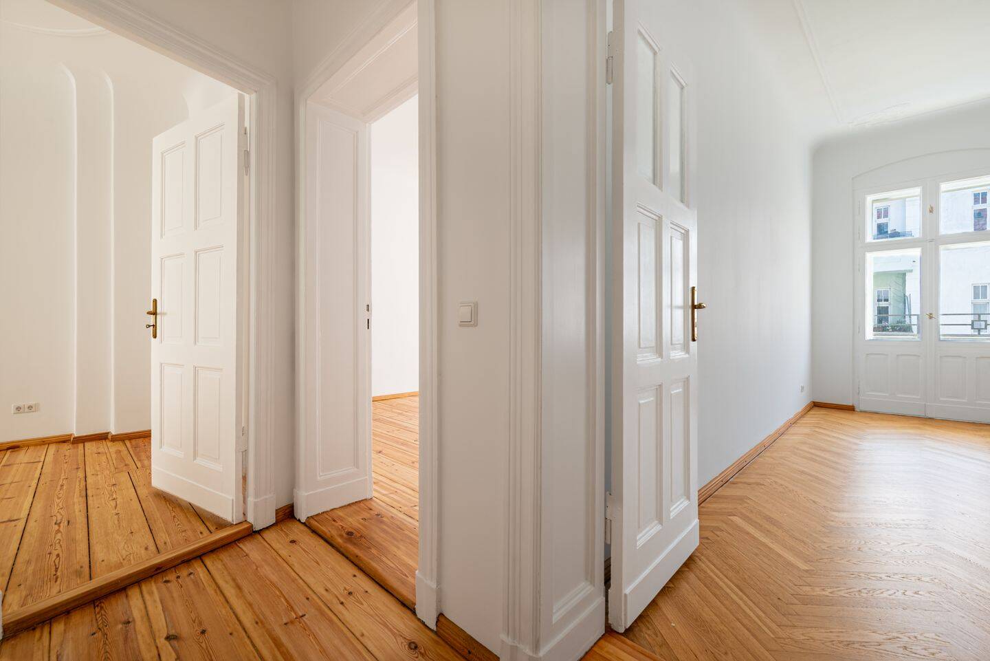 ?? Traumhafter Stuckaltbau im Samariterkiez! - Renovierte 3 Zi Whg mit Süd-Balkon & Fischgrätparkett – Berlin – Vorschaubild 7