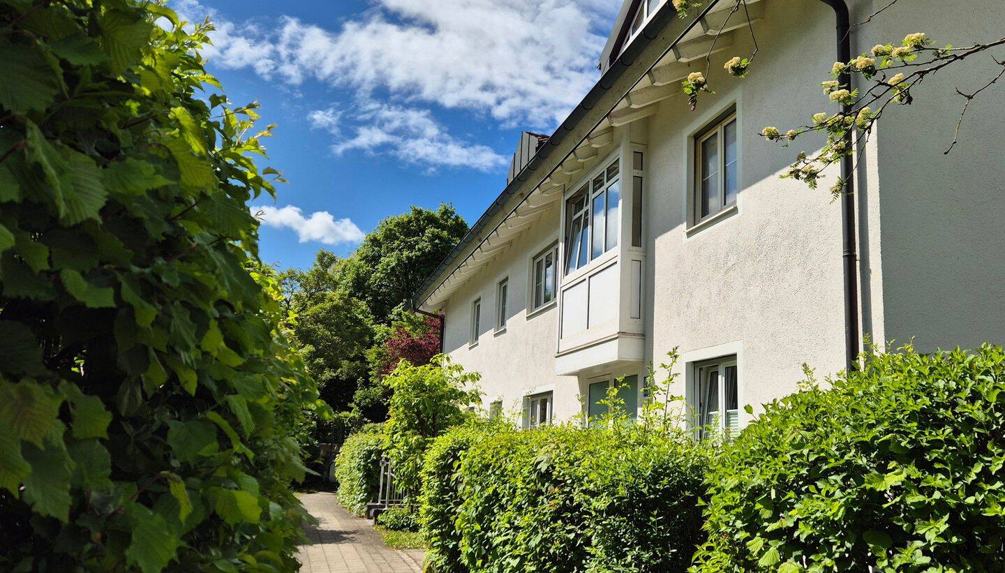 Helle Wohnung mit Blick ins Grüne und kleinem Garten – München – Vorschaubild 2