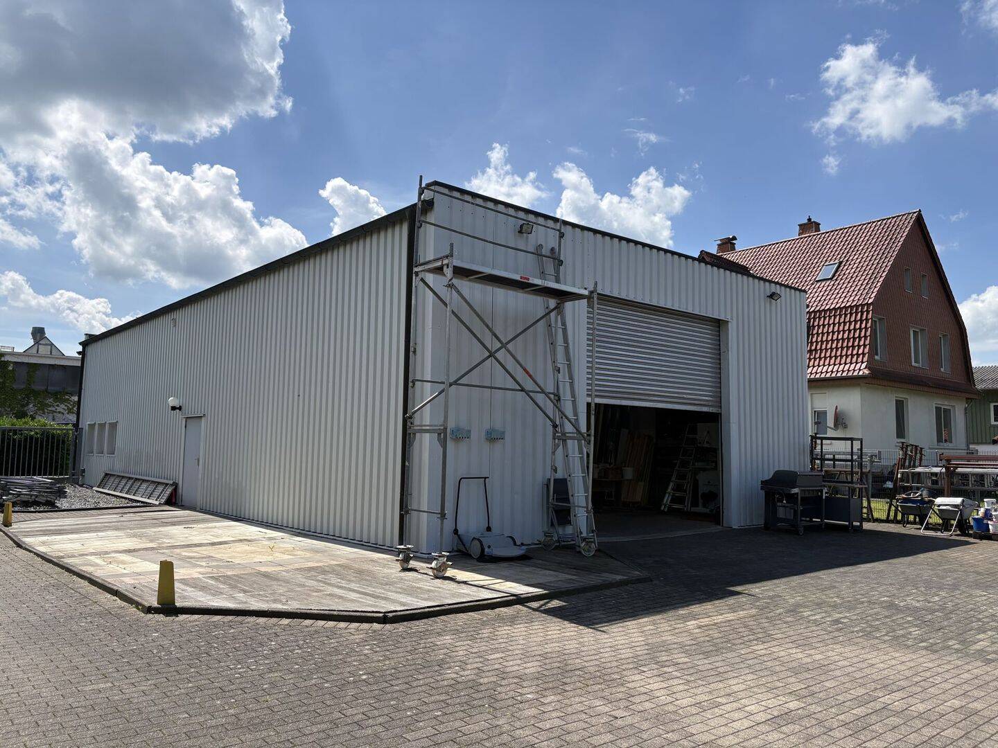 Seltenes Ensemble: Modernisiertes Wohnhaus mit Gewerbehalle! – Detmold – Vorschaubild 8