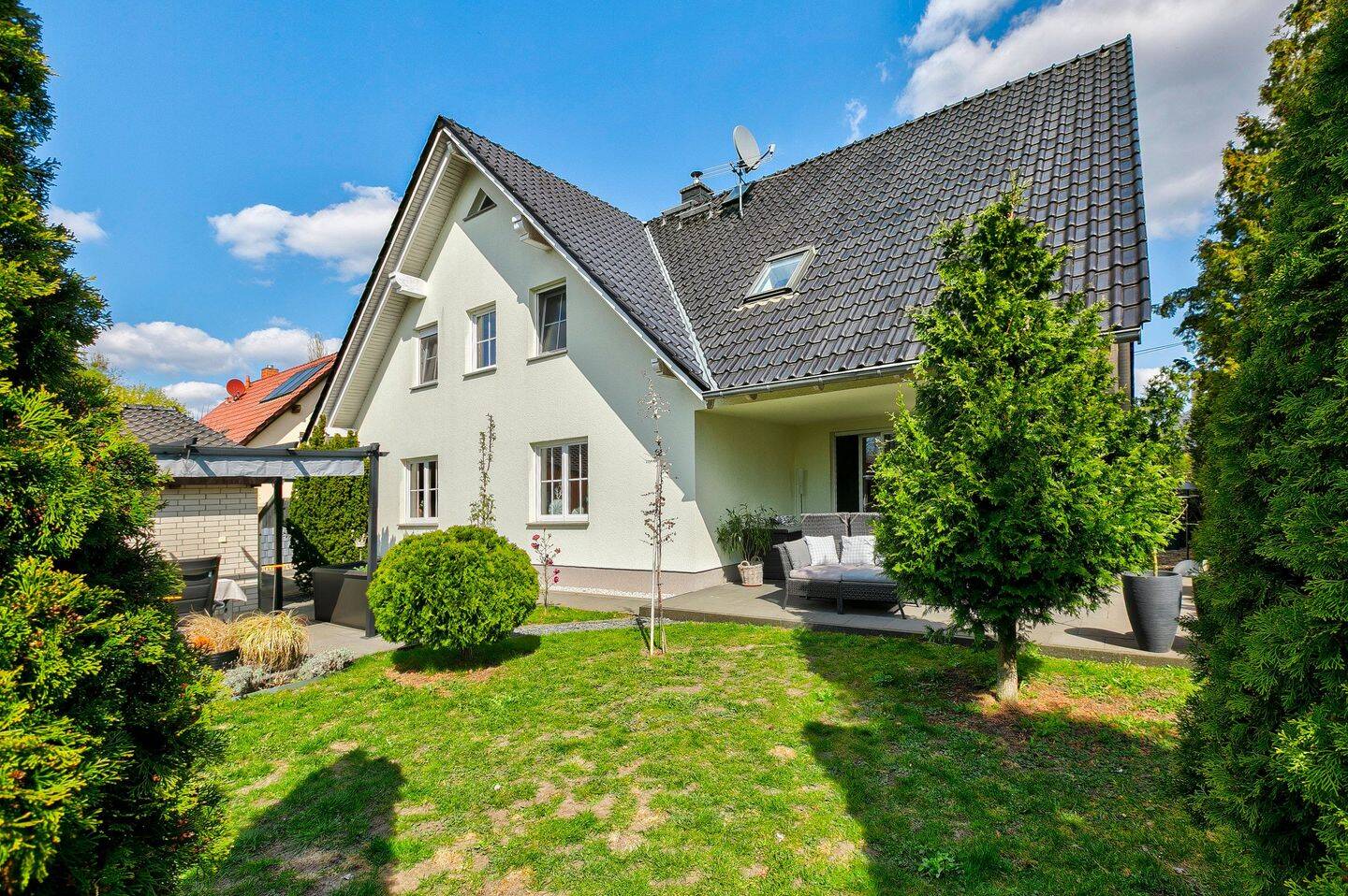 Einfamilienhaus mit gehobener Ausstattung, liebevoll angelegtem Garten, Terrassen & Doppel-Carport – Bernau – Bild 1 von 9