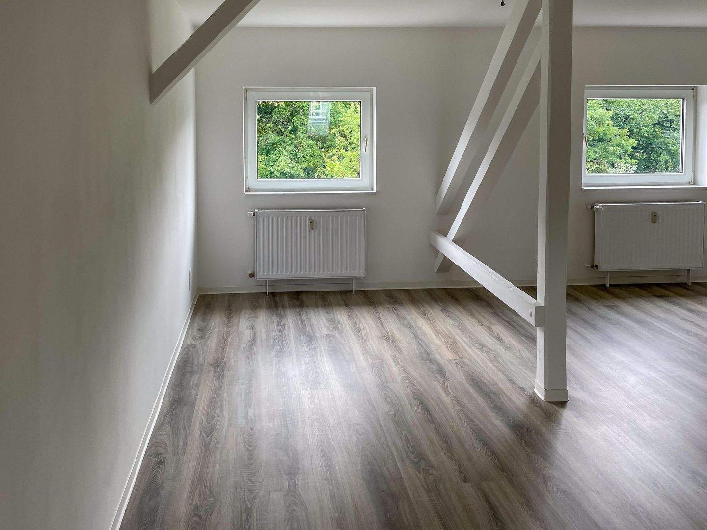 Helle 3-Zimmer-Dachgeschosswohnung mit Sichtbalken in Chemnitz-Hilbersdorf! – Chemnitz – Vorschaubild 2