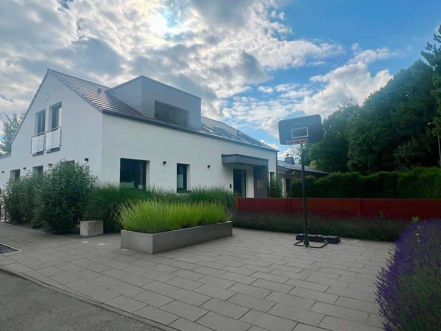 Wohnen auf höchstem Niveau: Repräsentatives Einfamilienhaus mit Traumgarten in begehrter Sackgassenlage – Paderborn – Vorschaubild 3