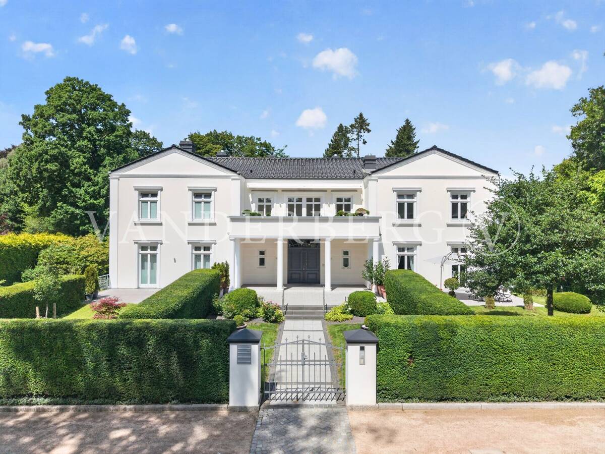Imposantes Anwesen - Haus-im-Haus-Charakter mit großzügigem Grundstück & Wohnkomfort auf drei Ebenen – 22391 Hamburg – Bild 1 von 9