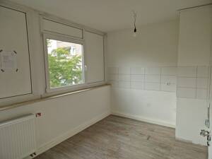 Hier fühlen Sie sich wohl und genießen den Ausblick: renoverte 3-Zimmer-Wohnung mir Balkon! – 44359 Dortmund – Vorschaubild 4