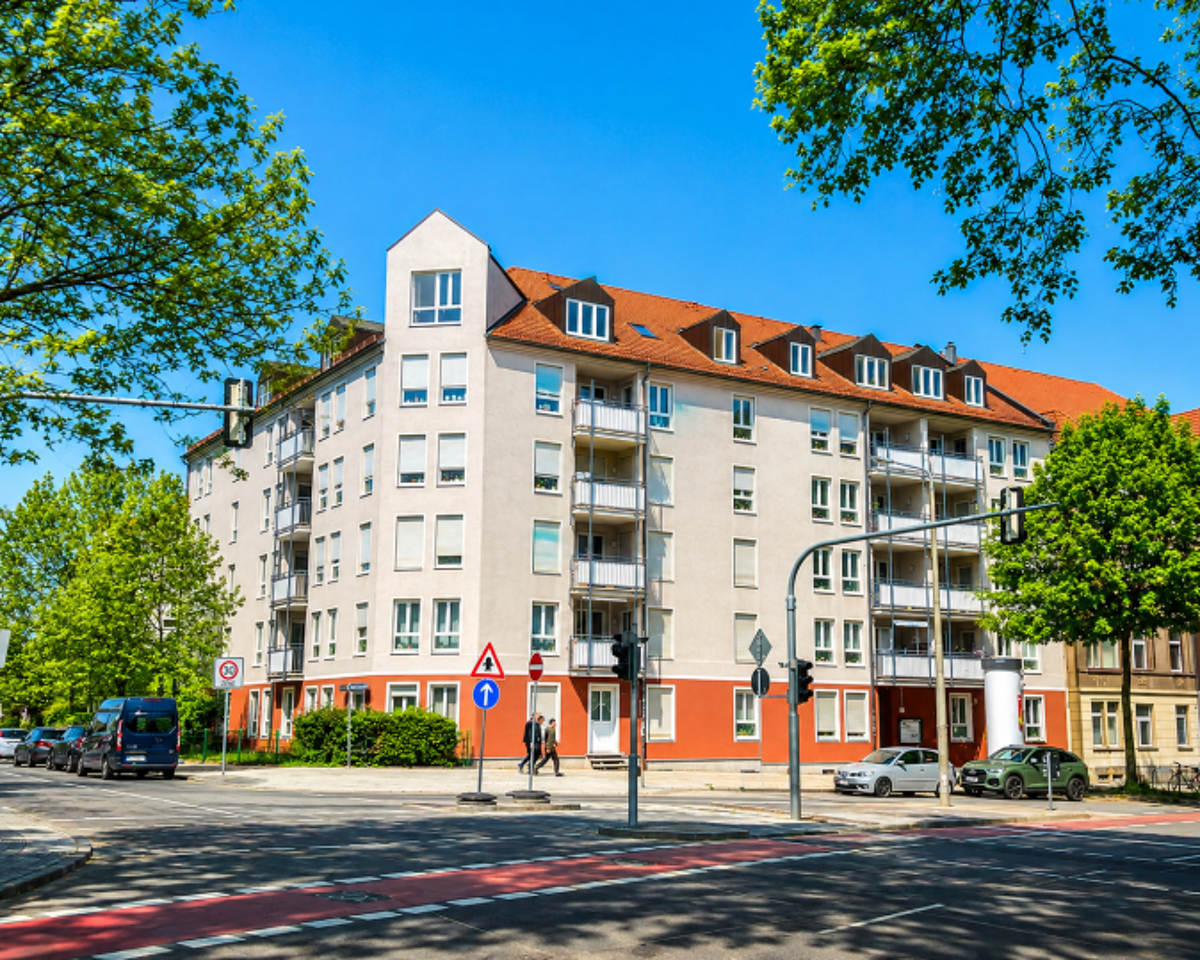 Gemütliche 2-Zimmer-Wohnung mit Balkon, Aufzug und Tiefgaragenstellplatz in Dresden-Löbtau – 1159 Dresden – Bild 1 von 9