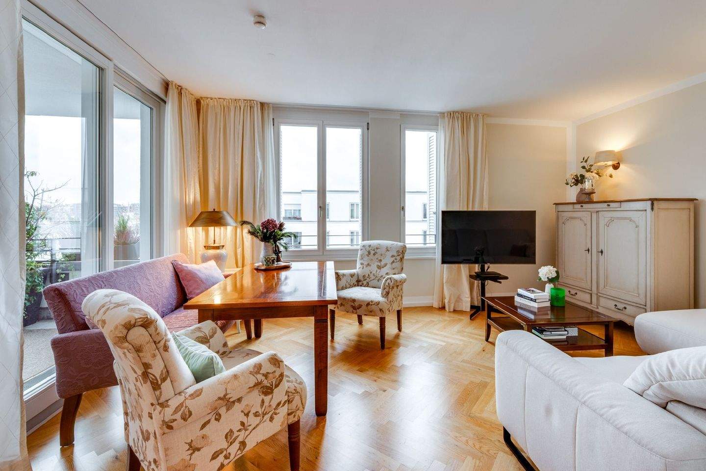 AIGNER - Moderne 2-Zimmer-Wohnung in ruhiger Lage mit Loggia und hochwertiger Ausstattung – München – Bild 1 von 3