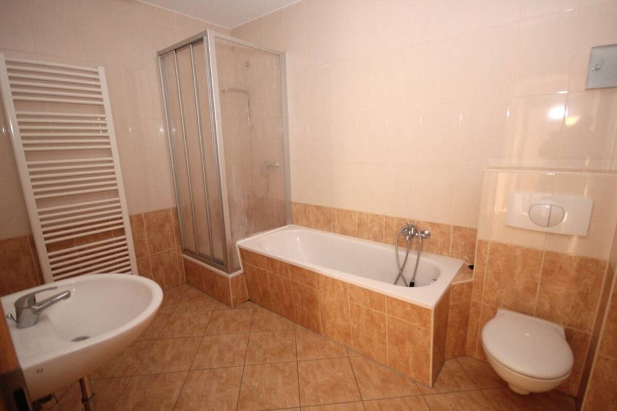 helle Wohnung - Bad mit Wanne und Dusche – 4746 Hartha – Bild 1 von 6