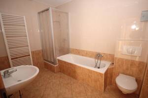 helle Wohnung - Bad mit Wanne und Dusche