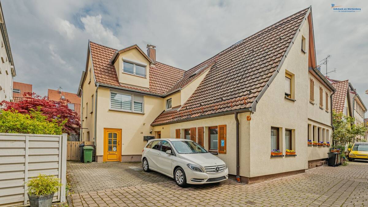 Vollvermietetes 3-Familienhaus in Stuttgart-Wangen - Sanierungspotenzial mit laufenden Mieteinnahmen – 70327 Stuttgart – Bild 1 von 9