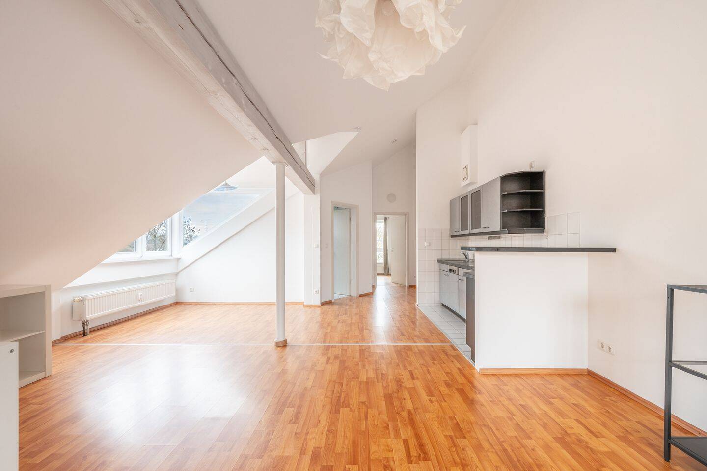 AIGNER - Helle Dachgeschosswohnung mit Loft-Charakter und sonnigem Balkon in Trudering – München – Vorschaubild 3