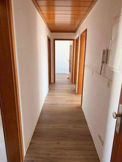 Gemütliche 4-Raum Wohnung mit nagelneuem Vinylfußboden und Einbauküche. – Magdeburg – Vorschaubild 4