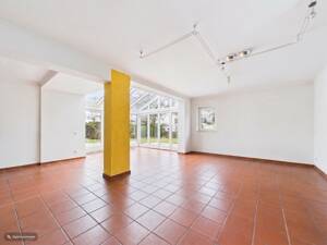 Bungalow in bester Lage Altdorfs, eingebettet in viel Grün und mit vielseitigen Ausbaumöglichkeiten! – 90518 Altdorf bei Nürnberg – Vorschaubild 2